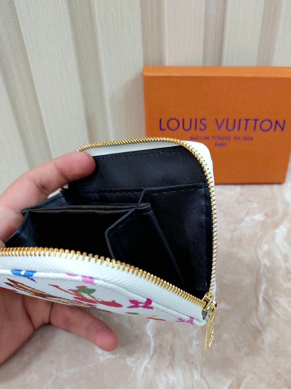 محفظة حريمي من Louis Vuitton