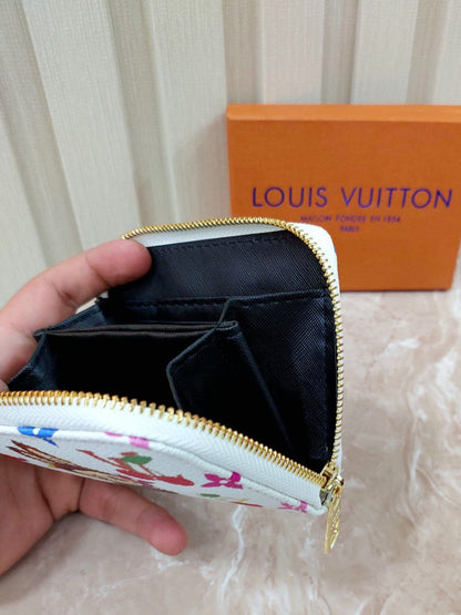محفظة حريمي من Louis Vuitton