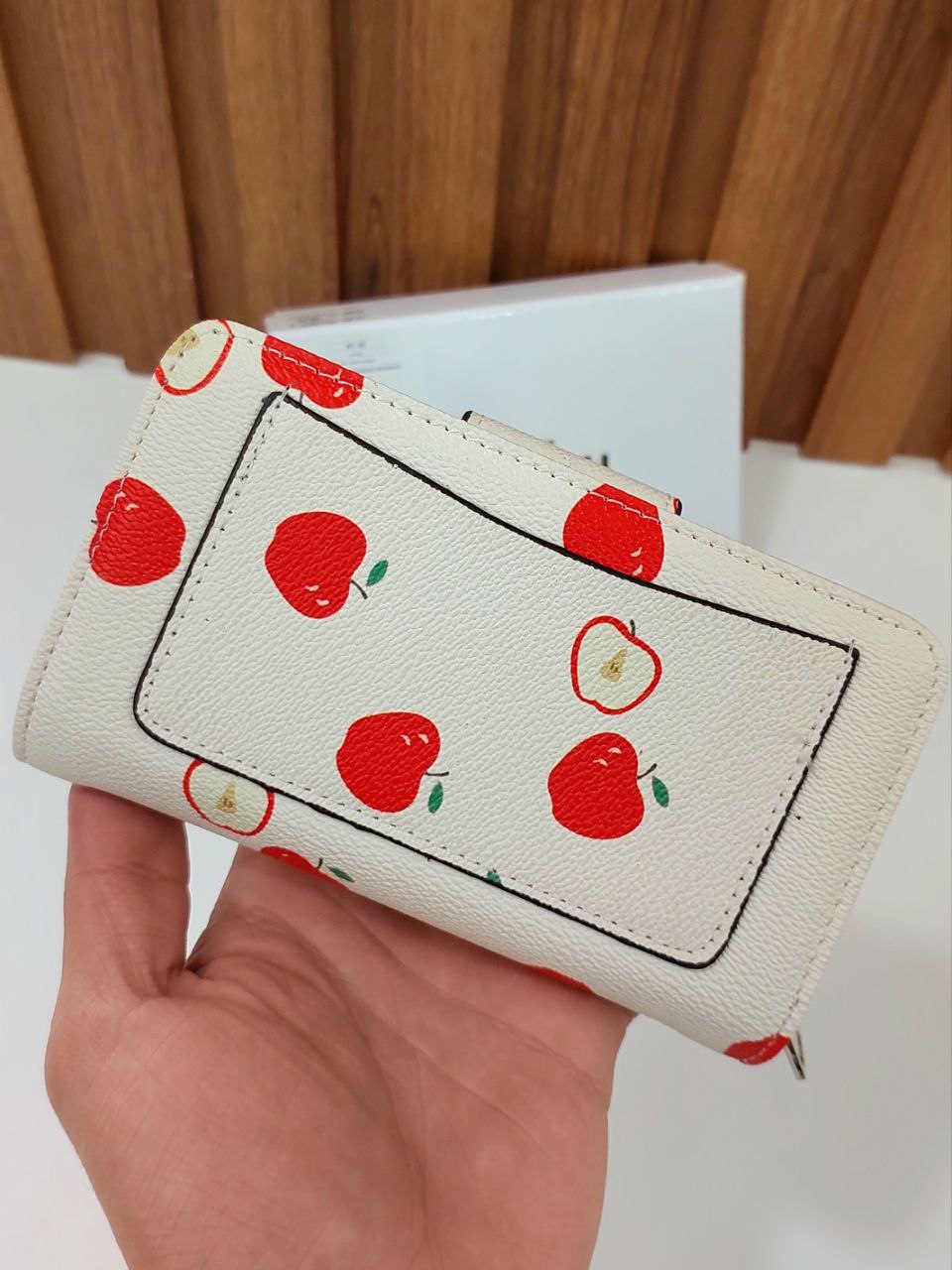 محفظة نسائية فاخرة بتصميم التفاح من Coach