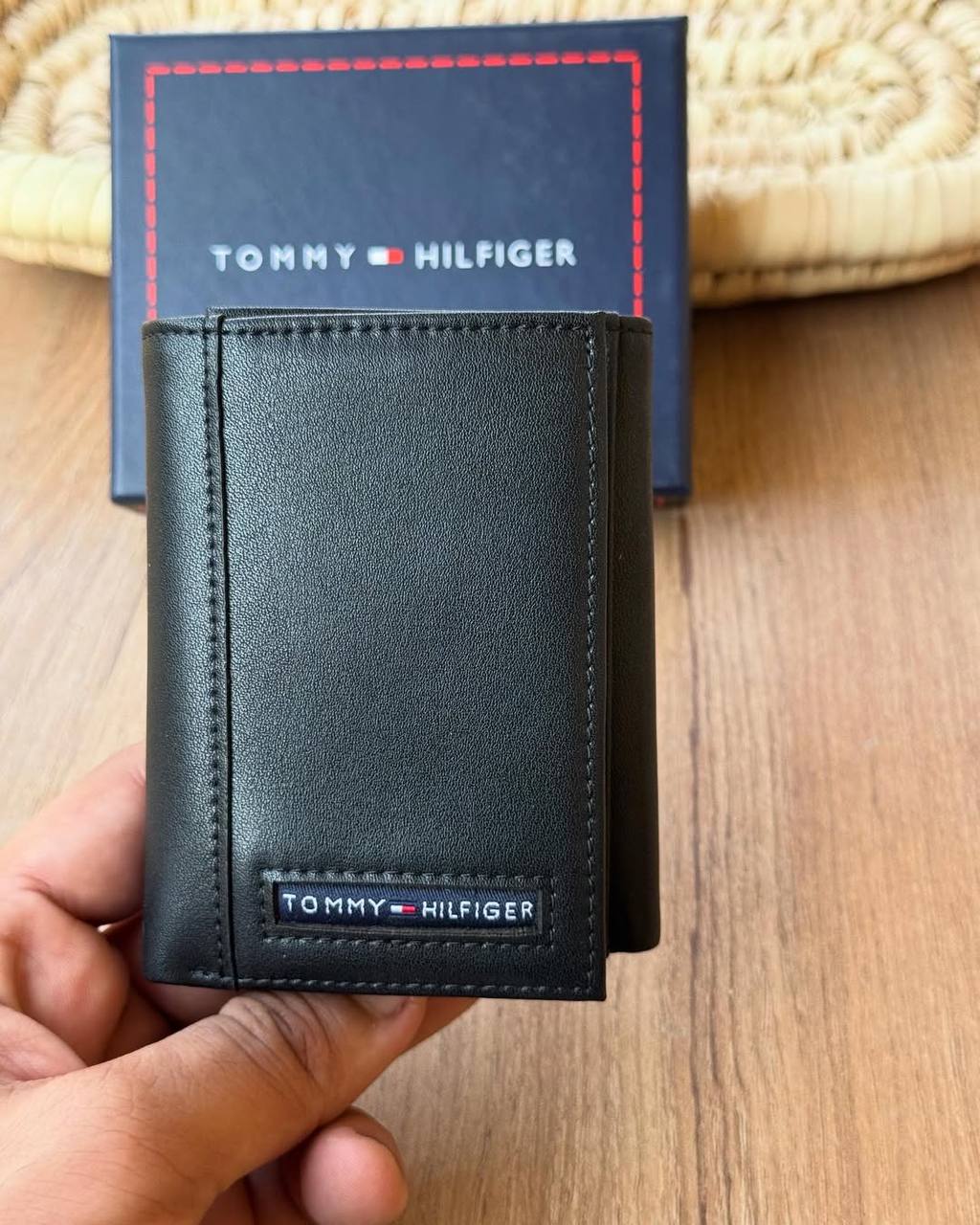 محفظة Tommy Hilfiger الرجالي - تصميم Trifold  باللون الأسود