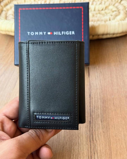 محفظة Tommy Hilfiger الرجالي - تصميم Trifold  باللون الأسود