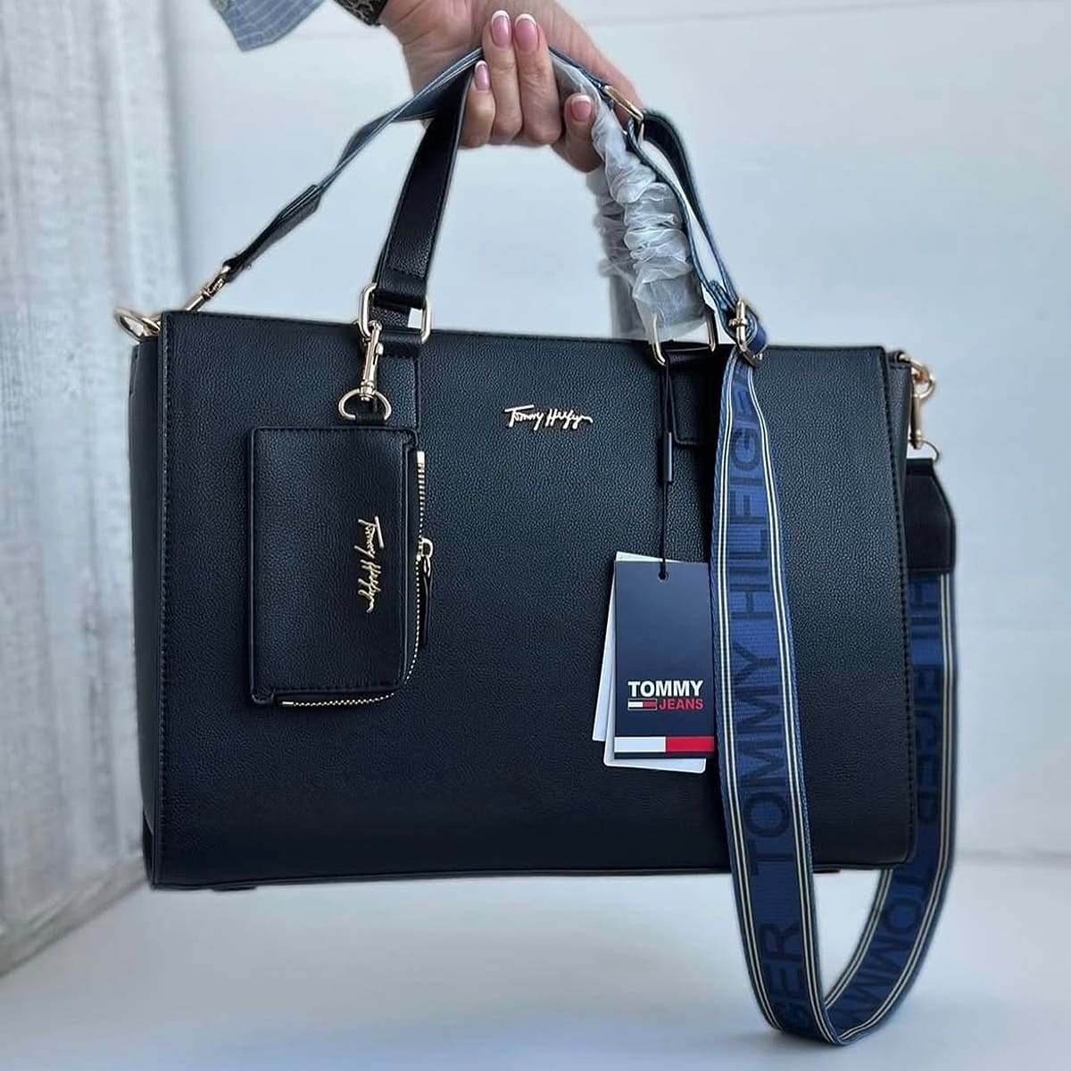 حقيبة "تومي هيلفيغر" (Tommy Hilfiger) الأصلية - تصميم "توت" بلمسة عصرية مع محفظة إضافية (أسود)