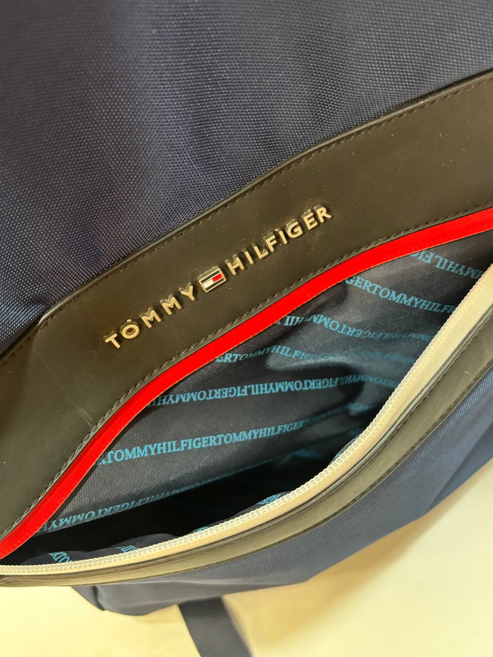 حقيبة ظهر تومي هيلفيغر (Tommy Hilfiger Backpack) - تصميم عصري وأنيق