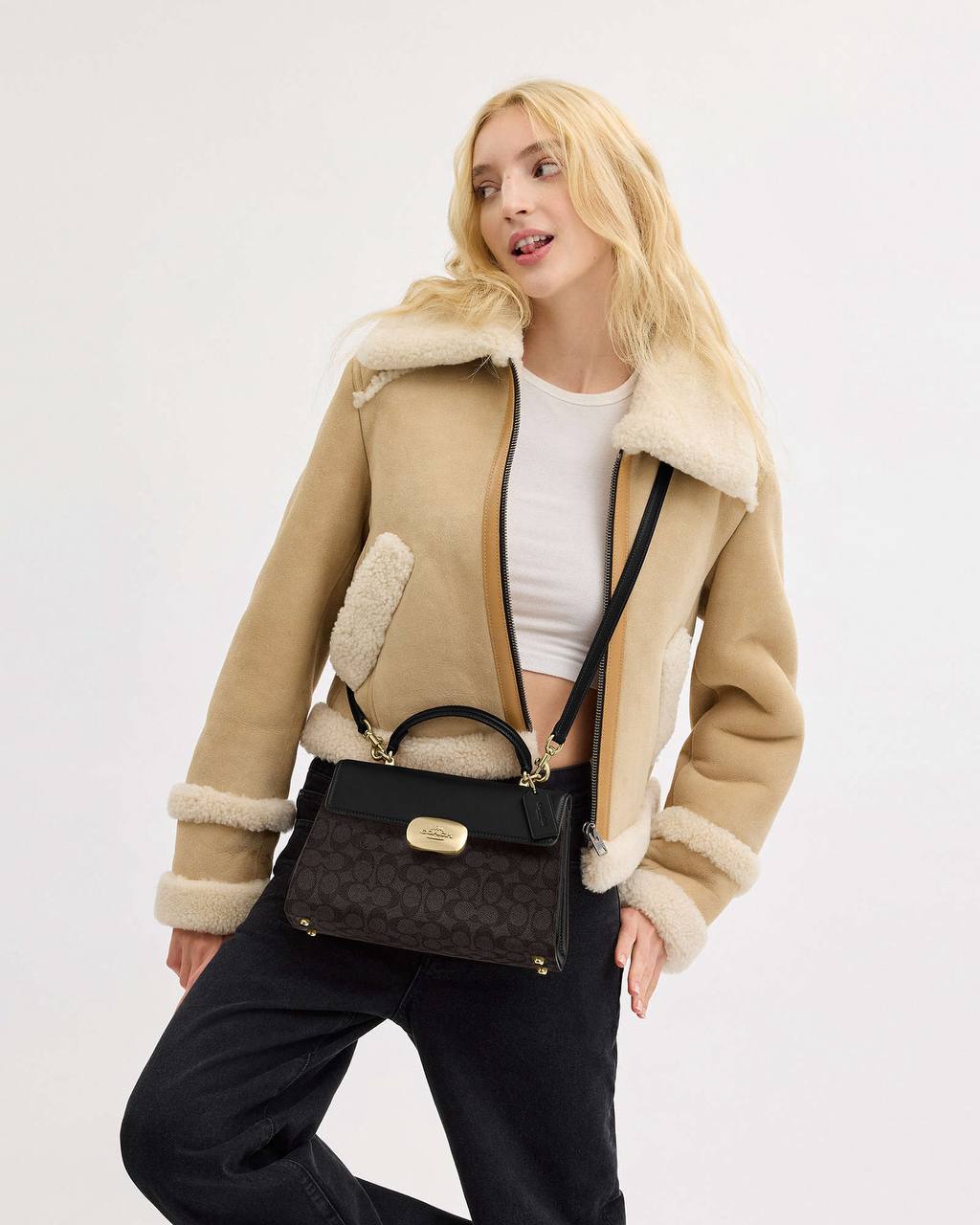 حقيبة "كوتش" (Coach) اليدوية الفاخرة - تصميم Signature Canvas مع قفل معدني ذهبي