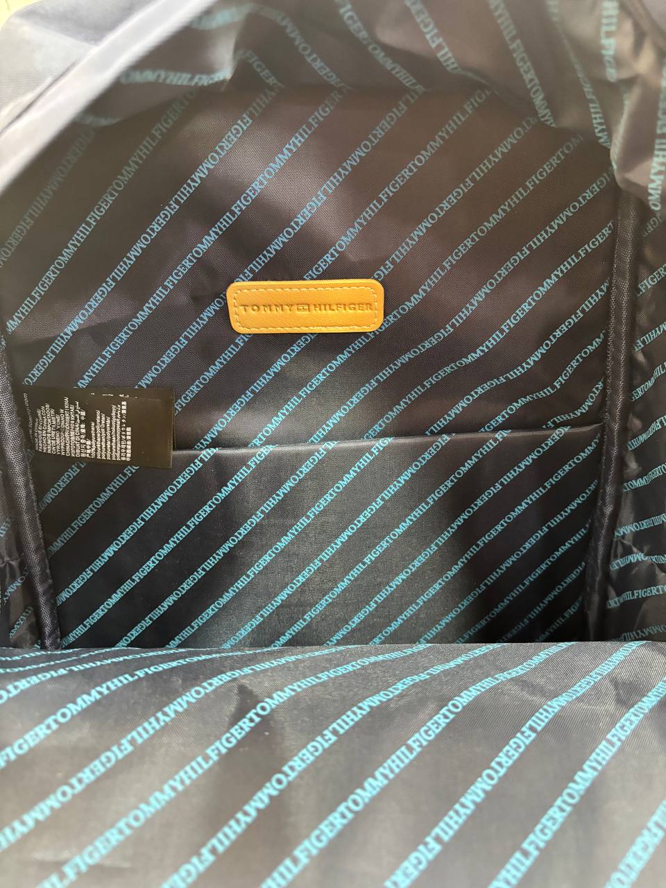 حقيبة ظهر تومي هيلفيغر (Tommy Hilfiger Backpack) - تصميم عصري وأنيق