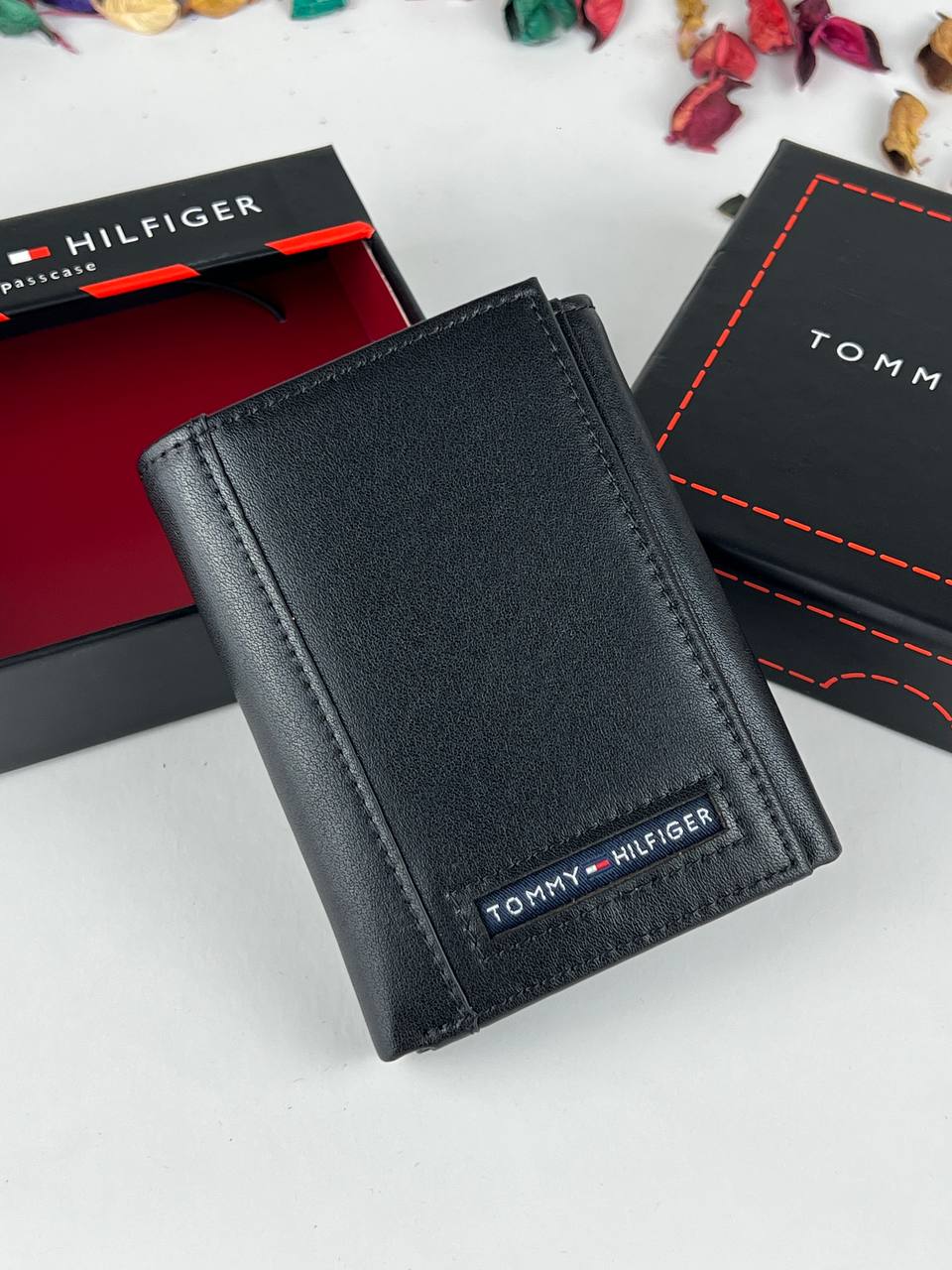 محفظة Tommy Hilfiger الرجالي - تصميم Trifold  باللون الأسود