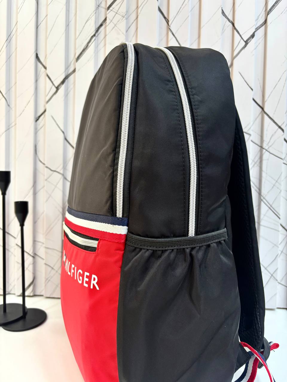 حقيبة ظهر تومي هيلفيغر (Tommy Hilfiger) بتصميم ثنائي اللون