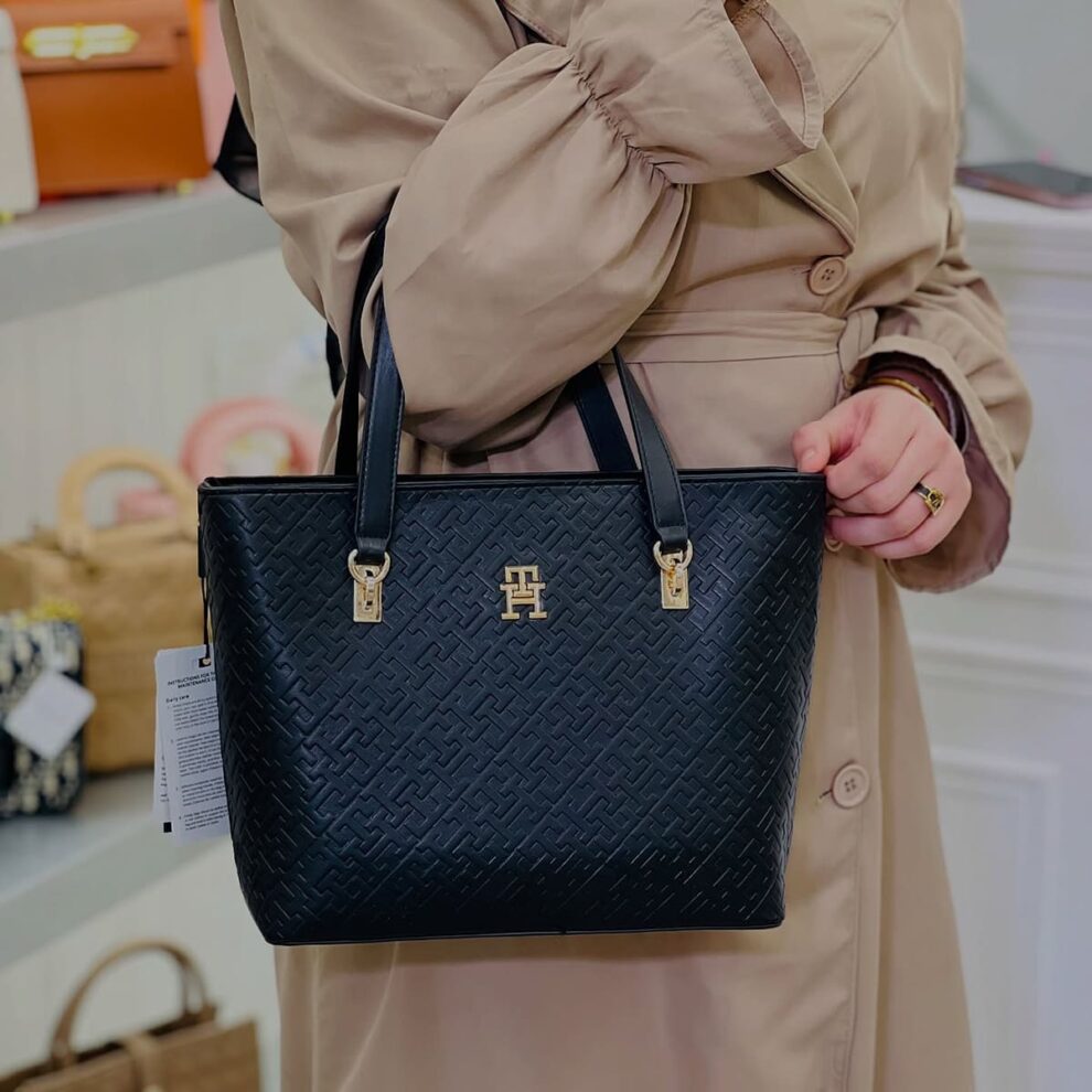 حقيبة يد نسائية سوداء من تومي هيلفيغر Aw0Aw16002