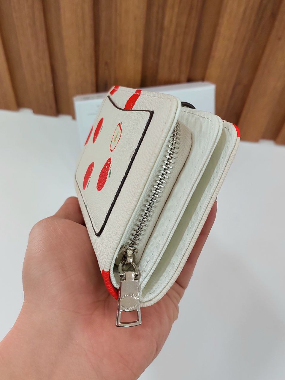 محفظة نسائية فاخرة بتصميم التفاح من Coach