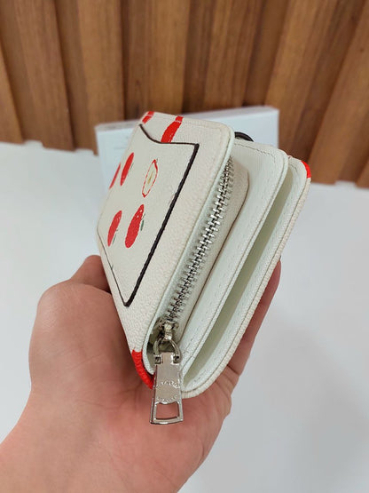 محفظة نسائية فاخرة بتصميم التفاح من Coach