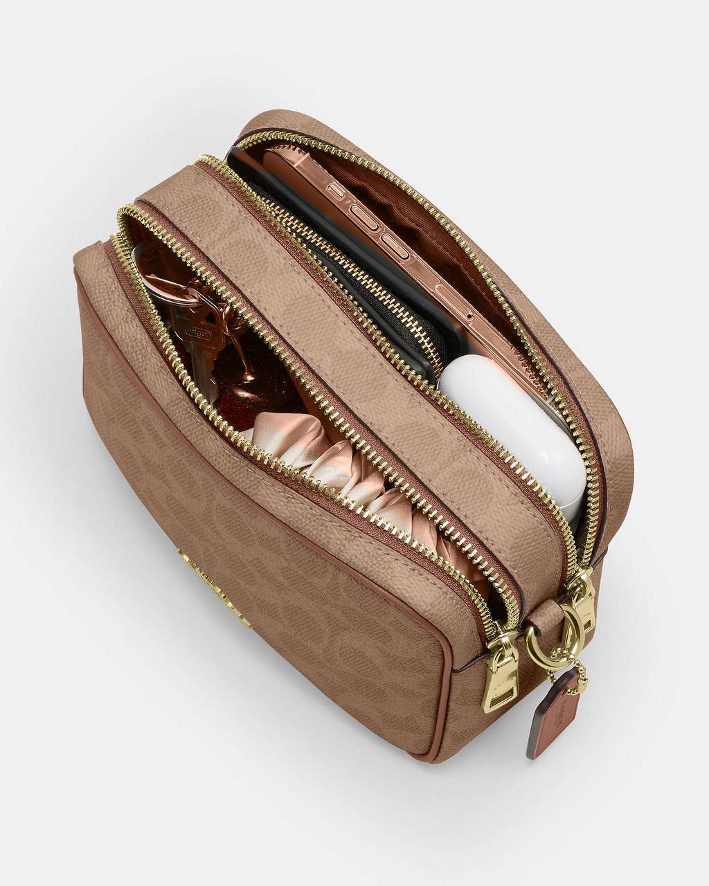 حقيبة "كوتش" الكروس (Crossbody) – الرفيق الأمثل لإطلالة عصرية وعملية