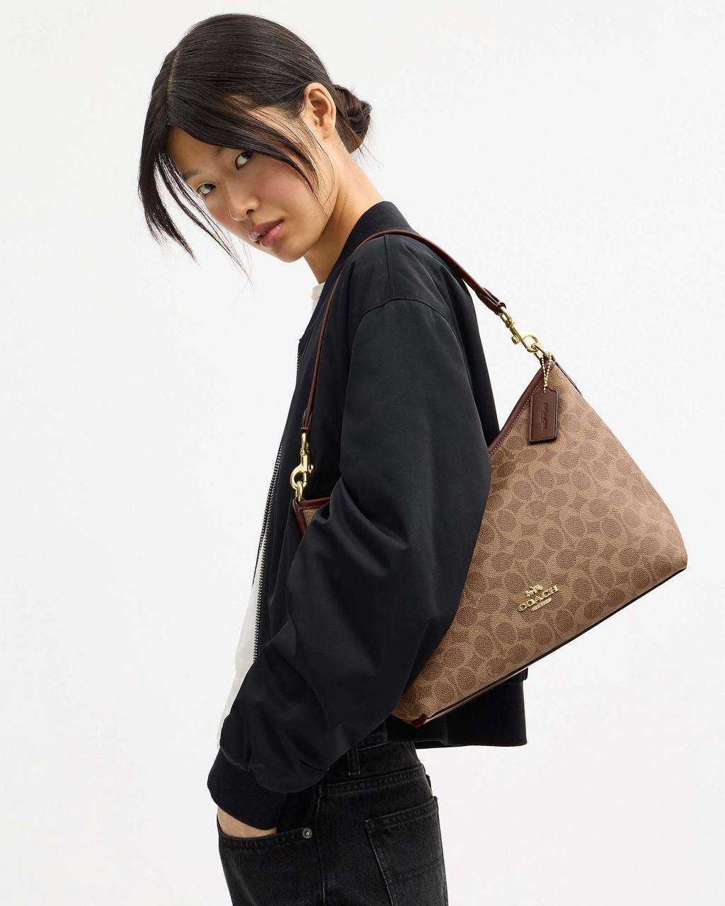 حقيبة "كوتش" (Coach) هوبو الكلاسيكية - تصميم Signature Canvas بنقشة المونوغرام الأيقونية