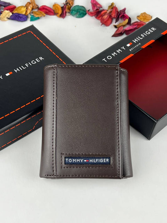 محفظة Tommy Hilfiger الرجالية - جلد طبيعي بني غامق - تصميم ثلاثي Trifold