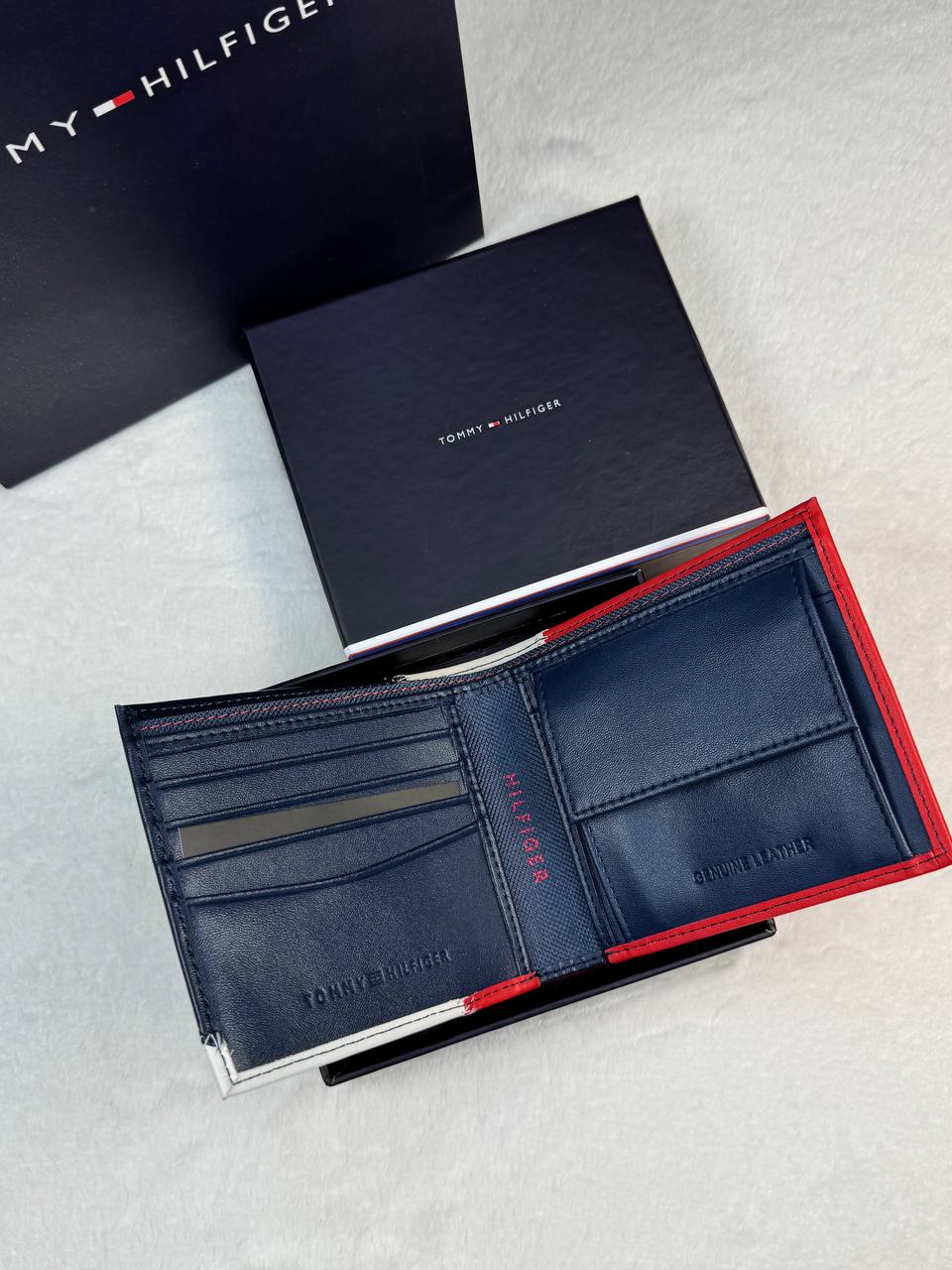 محفظة تومي هيلفيغر (Tommy Hilfiger) - تصميم ثلاثي الألوان "Flag Collection"