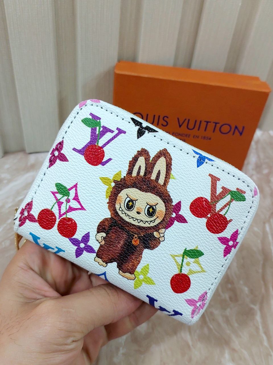 محفظة حريمي من Louis Vuitton