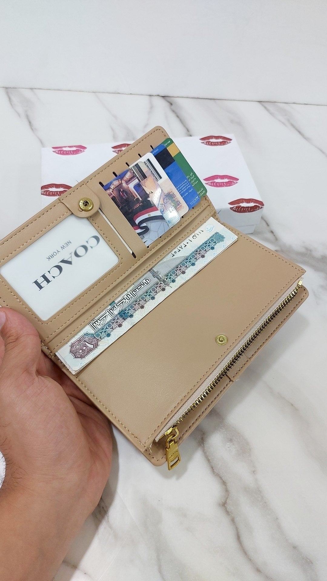 محفظة نسائية بتصميم Coach العصري.