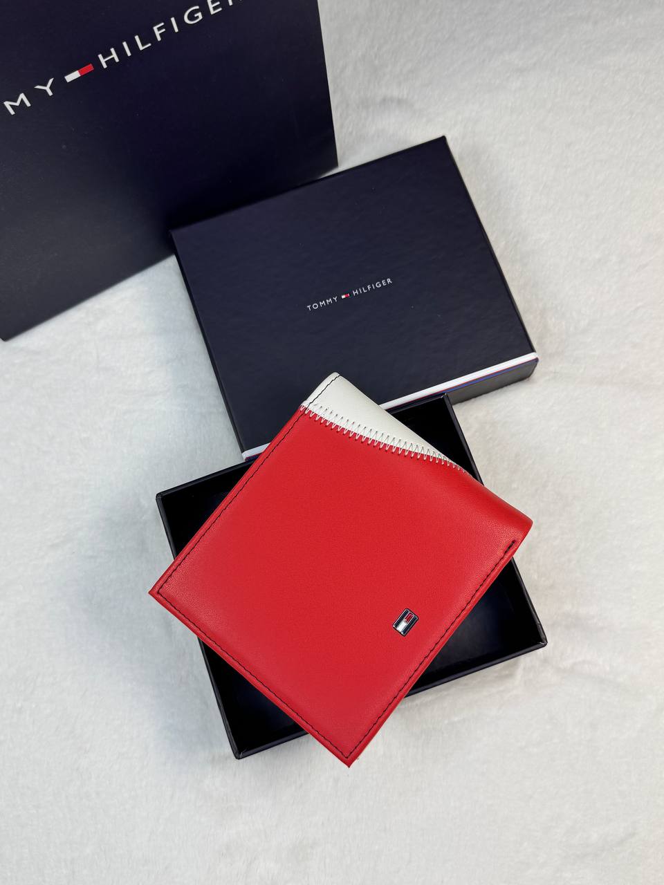 محفظة تومي هيلفيغر (Tommy Hilfiger) - تصميم ثلاثي الألوان "Flag Collection"