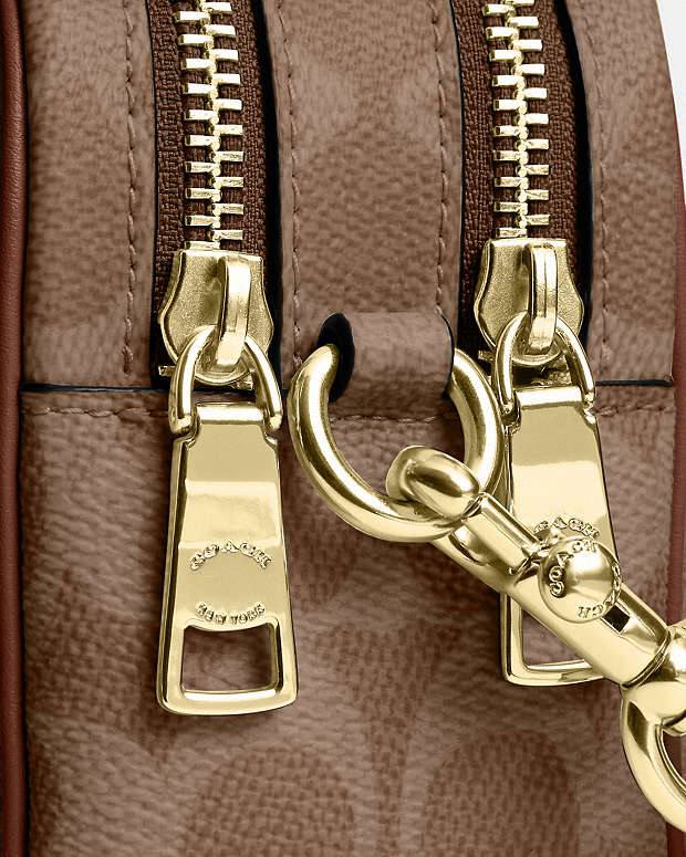 حقيبة "كوتش" الكروس (Crossbody) – الرفيق الأمثل لإطلالة عصرية وعملية